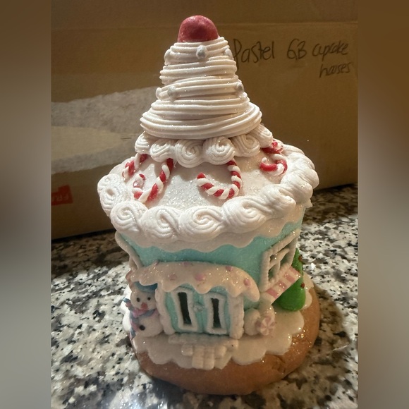 Set of (3) Valerie Parr 6” Illuminated Pastel Gingerbread Cupcakes houses - Picture 8 of 17